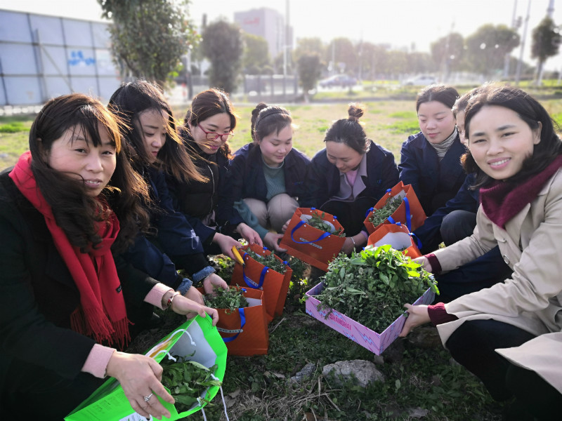 公司工會開展慶“三八女神節(jié)”女職工“挖野菜、包餛飩”活動